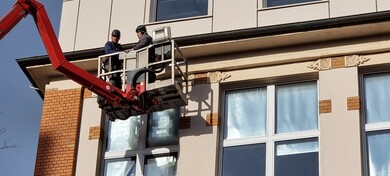 Fassadenkletterer montieren Mauersegler Nistkästen an der FH